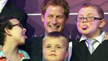 Harry ne sait plus quoi faire apr&egrave;s le scandale du "strip-billard". Avant de repartir en Afghanistan, il est all&eacute; soutenir des enfants malades. Good boy. (REUTERS)