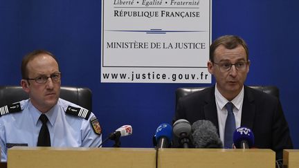 Le Colonel Pascal Claisse (à gauche) et le procureur de Chambéry,&nbsp;Thierry Dran (à droite), le 20 décembre 2017. (JEAN-PHILIPPE KSIAZEK / AFP)