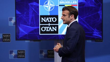 Le président de la République Emmanuel Macron lors de la conférence de presse de l'Otan à Bruxelles, jeudi 24 mars 2022. (THOMAS COEX / AFP)