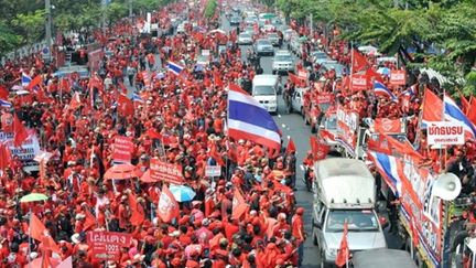 Les "chemises rouges" dans les rue de Bangkok le 28 mai 2010. (AFP - PORNCHAI KITTIWONGSAKUL)