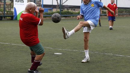 De s&eacute;niors jouent au football &agrave; Miraflores (P&eacute;rou), le 19 juin 2014. (MARIANA BAZO / REUTERS)