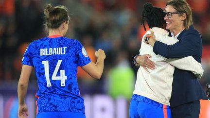 La joie de Corinne Diacre après la qualification de l'équipe de France en demi-finale de l'Euro aux dépens des Pays-Bas, le samedi 23 juillet 2022 à Rotherham (Angleterre).&nbsp; (LINDSEY PARNABY / AFP)