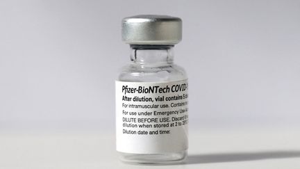 Un flacon du vaccin contre le Covid-19 des laboratoires Pfizer/BioNTech, le 3 octobre 2021 à New York. (CINDY ORD / GETTY IMAGES NORTH AMERICA / AFP)