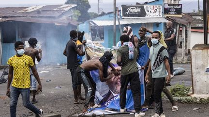 Demonstrators deface a campaign poster of outgoing President Azali Assoumani, January 17, 2024, in Moroni (Comoros).  (OLYMPIA DE MAISMONT / AFP)