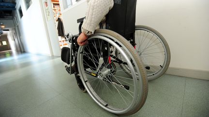 Un salarié handicapé dans son entreprise. (CLAUDE PRIGENT / MAXPPP)