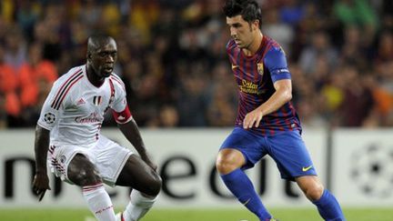 David Villa (Barcelone) tente de prendre le dessus sur Clarence Seedorf (Milan)