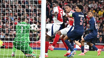 Gianluigi Donnarumma battu sur un coup franc de Bukayo Saka contre Arsenal en ligue des Champions, mardi 1er octobre 2024 à l'Emirates Stadium (Londres). (MAXPPP)