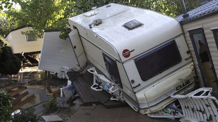 Fran&ccedil;ois Hollande a visit&eacute;, dimanche 4 octobre, le camping de Biot, lui aussi d&eacute;vast&eacute; par les flots. (LIONEL CIRONNEAU / AP / SIPA)