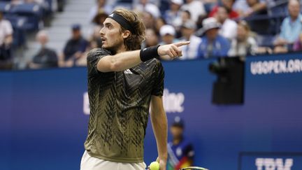 Stefanos Tsitsipas&nbsp;après avoir reçu&nbsp;un avertissement pour coaching, lors du match face à l'Espagnol Carlos Alcaraz, à l'US Open, le 3 septembre 2021. (JUSTIN LANE / AFP)