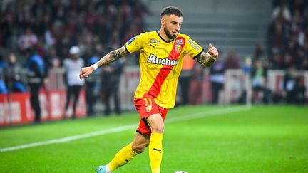 Jonathan Clauss au cours de la rencontre entre Lens et Lille, le 16 avril 2022, lors de la 32e journée de Ligue 1. (MATTHIEU MIRVILLE / AFP)