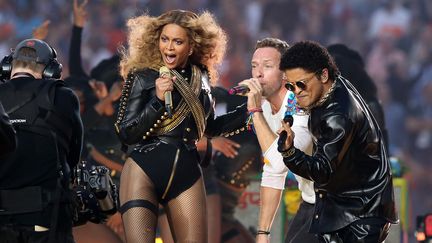 Beyoncé, Chris Martin et Bruno Mars se produisent à la mi-temps de la 50e édition du Super Bowl, à Santa Clara (Etats-Unis), le 7 février 2016. (USA TODAY SPORTS / REUTERS)