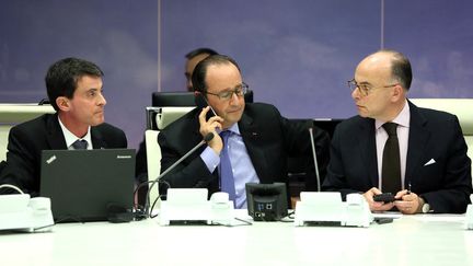 François Hollande, Manuel Valls et Bernard Cazeneuve, le 13 novembre 2015. (CHRISTELLE ALIX / PRESIDENCE DE LA REPUBLIQUE)