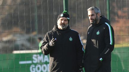 Pascal Dupraz, aux côtés du coordinateur sportif de&nbsp;l'AS Saint-Etienne, Loïc Perrin, a dirigé sa première séance d'entrainement mercredi 15 décembre 2021. (CHARLY JURINE / MAXPPP)