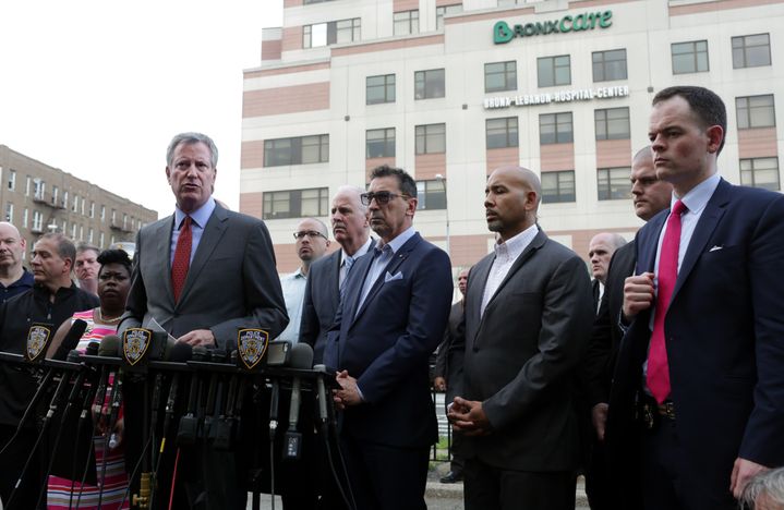 Le maire Bill de Blasio s'adresse à la presse après la fusillade du Lebanon Hospital, vendredi 30 juin 2017 à New York (Etats-Unis). (YANA PASKOVA / GETTY IMAGES NORTH AMERICA / AFP)