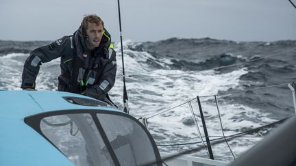 Thomas Ruyant à la barre de son bateau. (PIERRE BOURAS / DPPI MEDIA)