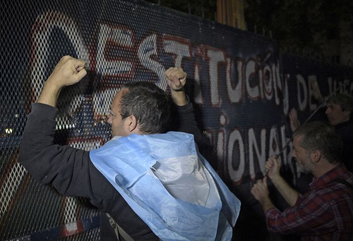 Des manifestants demandent la destitution du président argentin Mauricio Macri, cité dans l'enquête sur les "Panama Papers", devant le siège de l'exécutif&nbsp;à Buenos Aires, le 7 avril 2016. (JUAN MABROMATA / AFP)