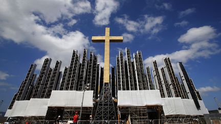 Installation d'une grande sc&egrave;ne &agrave; Guaratiba (Br&eacute;sil) pour accueillir le pape Fran&ccedil;ois en visite &agrave; l'occasion des Journ&eacute;es mondiales de la Jeunesse qui d&eacute;buteront le 25 juillet prochain. (SERGIO MORAES / REUTERS)