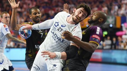 Le Montpelliérain Ludovic Fabregas à la lutte lors de la finale de la Ligue des champions face à Nantes, le 27 mai 2018 à Cologne. (PATRIK STOLLARZ / AFP)