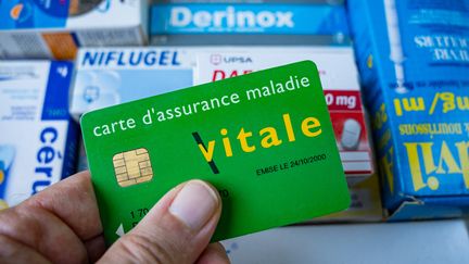 Image d'illustration. Une carte vitale de la caisse d'assurance maladie, devant des boites de médicaments. (JEAN-MARC BARRERE / HANS LUCAS / AFP)