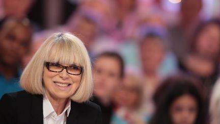 L'actrice française Mireille Darc sur le plateau de "Vivement dimanche", sur France 2, le 6 mai 2015.&nbsp; (MAXPPP)