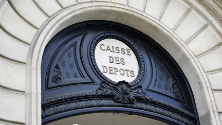 L'entrée de la Caisse des dépôts à Paris, le 18 avril 2023. (MAGALI COHEN / HANS LUCAS VIA AFP)