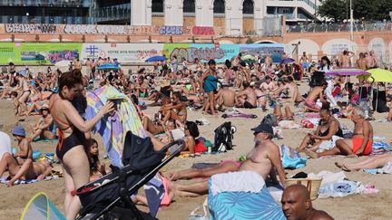 La plage des Catalans bondée, ce dimanche 1er octobre à Marseille. (PHILIPPE LAURENSON / MAXPPP)