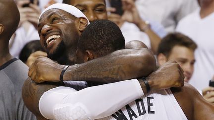 La joie de&nbsp;LeBron James et Dwyane Wade, le 21 juin 2012.&nbsp;Les joueurs de Miami viennent de remporter la finale de NBA lors du cinqui&egrave;me match qui se jouait &agrave; domicile. (MIKE SEGAR / REUTERS)