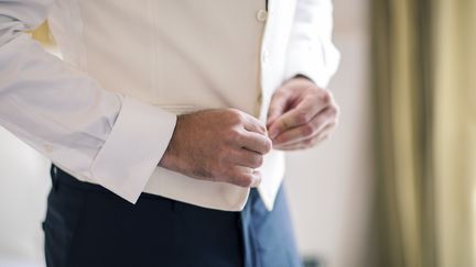 Parmi les couacs les plus récurrents : la tenue des mariés qui craque au dernier moment. (VICTORIABEE / ROOM RF / GETTY IMAGES)