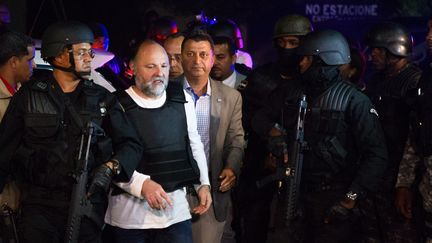 Christophe Naudin (au centre avec une barbe et un gilet pareballes) lors de son arrivée à Saint-Domingue (République Dominicaine), le 4 mars 2016. (ERIKA SANTELICES / AFP)