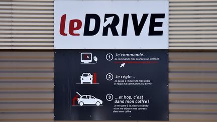 Le mode d'emploi d'un drive affiché dans une grande surface à Toulouse (Haute-Garonne). (PASCAL PAVANI / AFP)