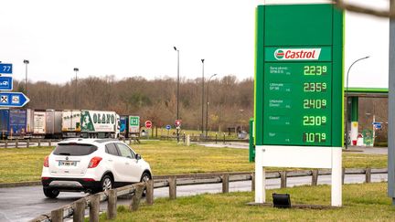 Les tarifs des carburants sont affichés à l'entrée d'une station service, le 13 mars 2022, à Varennes-Changy (Loiret). (ALINE MORCILLO / HANS LUCAS / AFP)