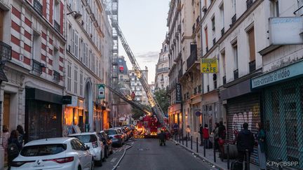 Les pompiers de Paris interviennent lors d'un incendie mortel rue de Nemours, dans le 11e arrondissement, le 22 juin 2019. (PLY KARIM / POMPIERS DE PARIS)