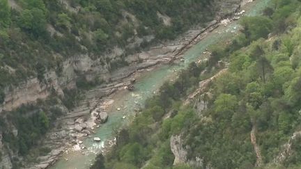 Difficile, voire impossible, dans le contexte de la crise du coronavirus, de partir en vacances à l’étranger. Il faudra peut-être rester dans a région. L’occasion de rappeler que, près de chez soi, certains territoires ont un goût de bout du monde. Parmi eux, les Gorges du Verdon. (France 3)