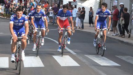 Autour d'Arthur Vichot, nouveau champion de France, l'équipe de la Française des Jeux, découvre les rues de Porto Vecchio