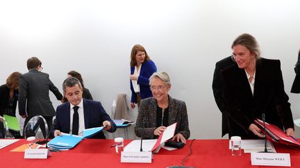 La Première ministre française Elisabeth Borne, aux côtés de la directrice de cabinet adjointe du Premier ministre Morgane Weill et du ministre français de l'Intérieur Gérald Darmanin, dirige le Comité interministériel pour l'enfance, à l'hôtel Matignon, le 20 novembre 2023, à Paris. (ALAIN JOCARD / AFP)