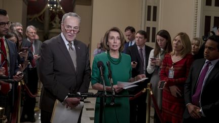 Nancy Pelosi (à droite), cheffe des démocrates à la Chambre des représentants, et Chuck Schumer, son homologue au Sénat, lors d'une conférence de presse à Washington (Etats-Unis), le 20 décembre 2018.&nbsp; (TASOS KATOPODIS / GETTY IMAGES NORTH AMERICA / AFP)