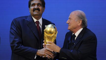  L'émir du Qatar et Joseph Blatter lors de l’attribution de la Coupe du Monde 2022 au Qatar. (PHILIPPE DESMAZES / AFP)