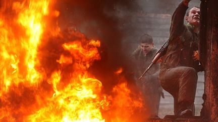 Lors de l’épreuve suivante, ils doivent franchir des obstacles en flammes, ramper dans la boue, se frayer un chemin au milieu d’explosions. (  AFP PHOTO / ALEXEY GROMOV)