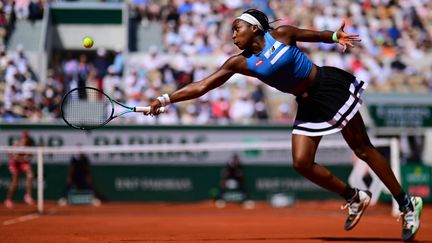 Coco Gauff face à la Russe Mirra Andreeva, samedi 3 juin, à Roland-Garros sur le court Suzanne-Lenglen. (EMMANUEL DUNAND / AFP)