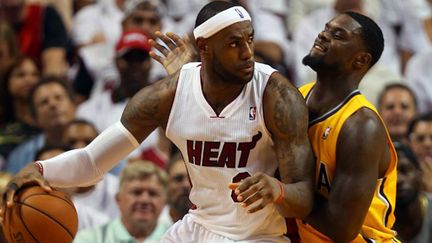 Lance Stephenson (Indiana Pacers) tente d'endiguer la puissance de LeBron James (Miami Heat) (MIKE EHRMANN / GETTY IMAGES NORTH AMERICA)