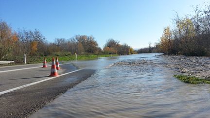 Une route départementale&nbsp;inondée et coupée à la circulation à hauteur dans le Vaucluse, le 2 décembre 2019 (PHILIPPE PAUPERT / FRANCE BLEU VAUCLUSE / RADIO FRANCE)