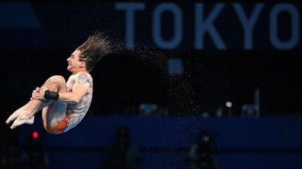 "Et hop, pari réussi : j'ai bien fait le plongeon à 10 mètres des Jeux olympiques déguisé en troll." (ATTILA KISBENEDEK / AFP)