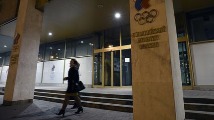 Une femme quitte les bâtiments du Comité olympique russe à Moscou (Russie) le 9 novembre 2015.&nbsp; (YURI KADOBNOV / AFP)