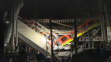 Mexique : un pont du métro de Mexico s'effondre en pleine rue