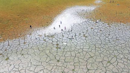 Après plusieurs mois de sécheresse, le lac Sun Moon, dans le centre de Taïwan, est asséché, le 23 avril 2021. (NANTOU COUNTY GOVERNMENT / AP)