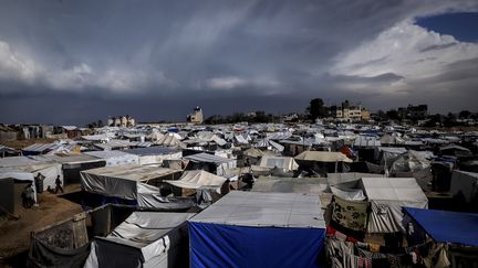 Un camp à Deir al-Balah, dans la bande de Gaza, le 30 décembre 2024. (SAEED JARAS / MIDDLE EAST IMAGES / AFP)