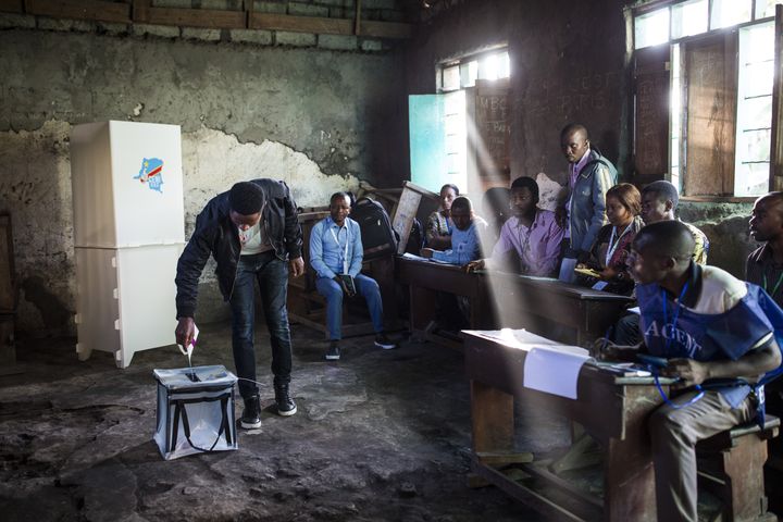 Un homme vote dans un bureau à Goma, dans la région du Kivu, située dans l'est de la République démocratique du Congo, le 30 décembre 2018,&nbsp;lors de&nbsp;l'élection présidentielle. (PATRICK MEINHARDT / AFP)