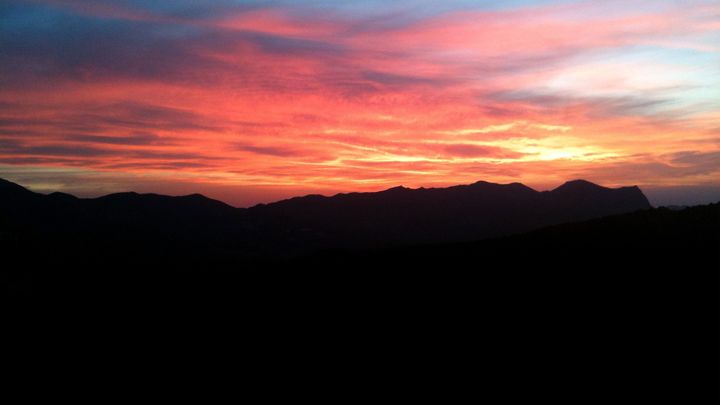 Vue depuis la terrasse de l'hôtel Sole e Monte sur le Monte Gozzi, en Corse. (HOTEL SOLE E MONTE)