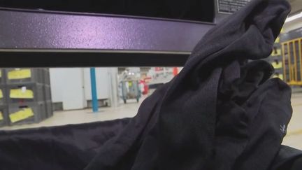 Certaines entreprises tirent bien leur épingle du jeu en jouant la carte du "made in France". C'est le cas de deux PME vosgiennes qui fabriquent chacune des chaussettes 100% françaises. (FRANCE 3)