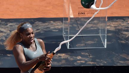 L'Am&eacute;ricaine Serena Williams c&eacute;l&egrave;bre au champagne sa victoire au tournoi de tennis de Rome (italie), le 18 mai 2014. (GABRIEL BOUYS / AFP)